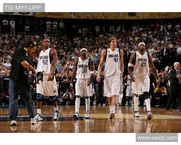 2008年NBA季后赛黄蜂与小牛激战回顾：经典对决与历史瞬间解析