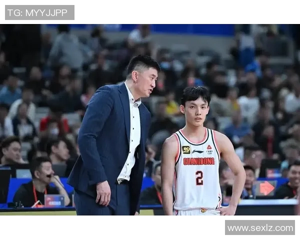 广东与广厦常规赛对决精彩回顾双方球员表现亮眼引发球迷热议